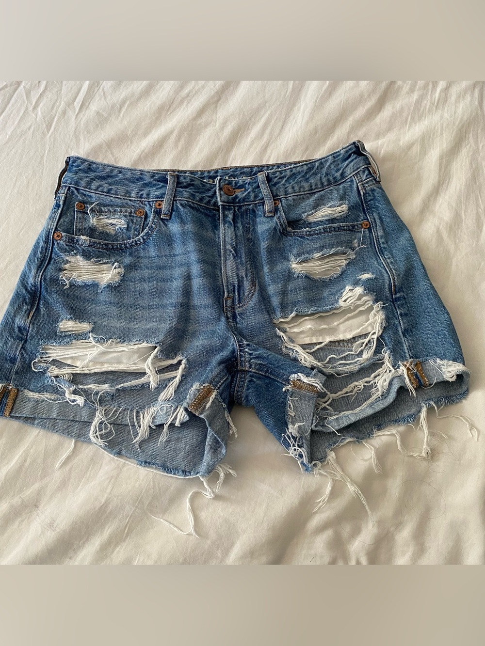 American Eagle Distressed Denim Cut Off Shorts Womens 6 Light Wash Y2K 3.5”